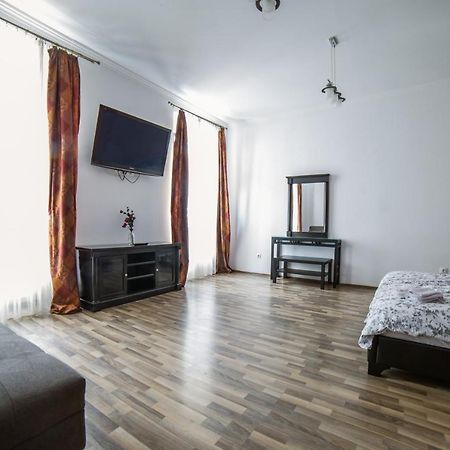 Central Studio Bnb Brasov Bagian luar foto