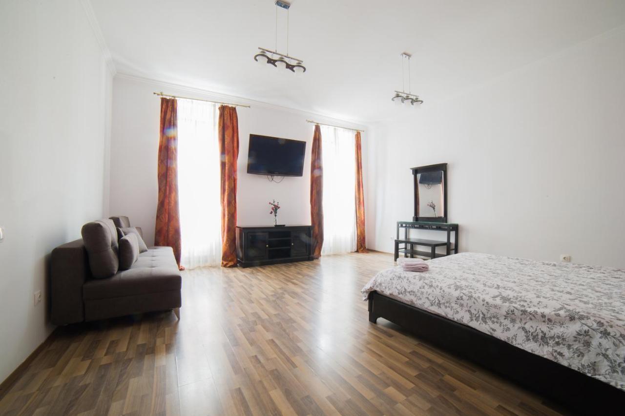Central Studio Bnb Brasov Bagian luar foto