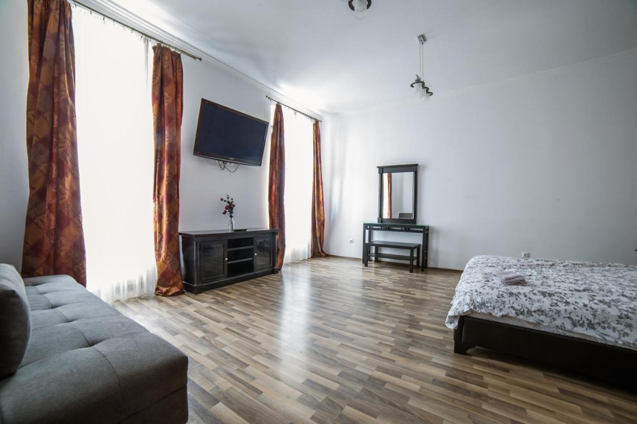 Central Studio Bnb Brasov Bagian luar foto
