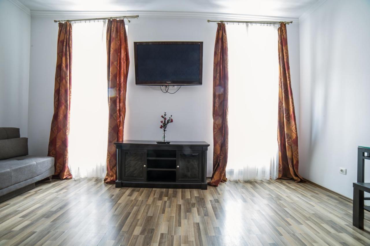 Central Studio Bnb Brasov Bagian luar foto